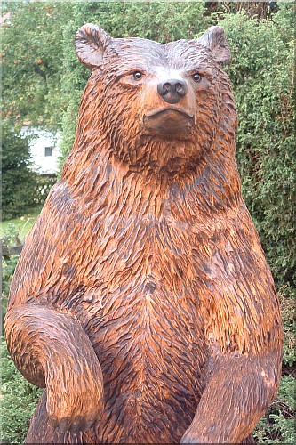 B�r holzwerker jochen Adam schnitzen mit der motors�ge